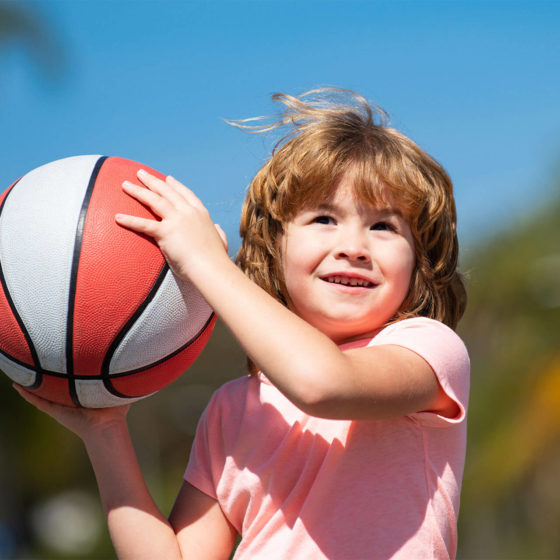 Enfant tenant un ballon de basket